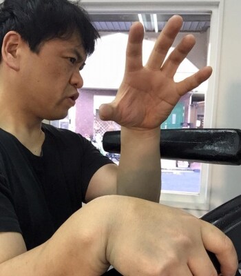 パワー系アクション俳優の先駆者、大東賢の木人椿トレーニング方法、殴る、受ける、掴む、投げる等を解説!