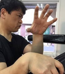 パワー系アクション俳優の先駆者、大東賢の木人椿トレーニング方法、殴る、受ける、掴む、投げる等を解説！