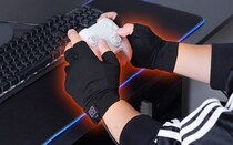 ストレッチ素材と指なし形状で操作がしやすいゲーマーのためのヒーター手袋が、今年も改良して登場。『ゲーミングてぽっか』を発売