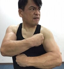 武道と兼ねてアームレスリングやボディビルで培った圧倒的なパワーを専門的な強みとして前面に！アジアのパワー系アクション俳優の先駆者 大東賢