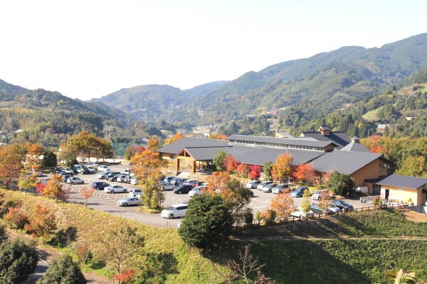 鳴神温泉 ななのゆ 「いい風呂の日」は負けるが勝ち!？ ジャンケンに負けて七山みかん、サイコロゲームでプレゼントゲット