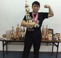 「筋肉を鍛えるだけでは不十分。勝負を決めるのは、最後に残ったパワーと精神力だ。」パワー系アクション創出者 カンフーアームレスラー大東賢