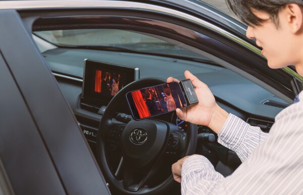 スマホ画面をそのまま車で使うという選択。GetPairr Mirror Castのワイヤレスミラーリングで、約1万円から動画視聴が楽しめる、配線不要で手軽に始める新しい車内エンタメ体験を実現