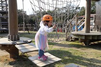 ニジゲンノモリ「クレヨンしんちゃんアドベンチャーパーク」 “初めての”アスレチックチャレンジ！シロの足跡を追ってゴールを目指そう！ 12月20日（土）～26年2月28日（土）開催！