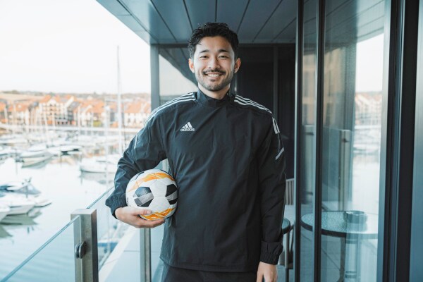 プロサッカー 菅原 由勢選手が英語コーチング「TORAIZ(トライズ)」のアンバサダーに2年連続就任!