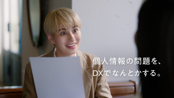 黒いキューブと洞窟探検？ KTS、ホラン千秋さん出演のAIテレビCMを放映開始