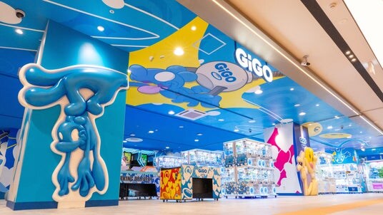 世界初・覆面現代アーティスト「COIN PARKING DELIVERY」デザインのGiGOが誕生！「GiGOイオンモール津田沼South」2026年3月18日(水)10時グランドオープン