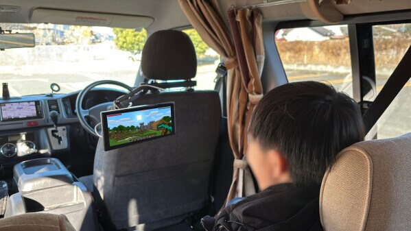 長距離ドライブで「子どもが退屈…」を解決！YouTube・Prime Video・Netflixも楽しめるポータブルディスプレイオーディオが12,000円の特別価格に