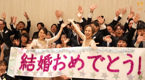親から子へ、結婚式フラッシュモブで想いを届ける「横断幕プレゼント企画」を開始