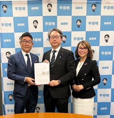 東京NBC、中小企業の“成長を止める構造”の転換へ―平将明議員に政策提言を手交