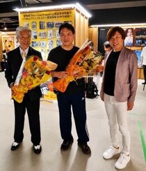 国際派アクション俳優・倉田保昭 主演映画『夢物語』で反響 パワー系アクション俳優・大東賢、おもちゃ鑑定士・小材直由氏より花束