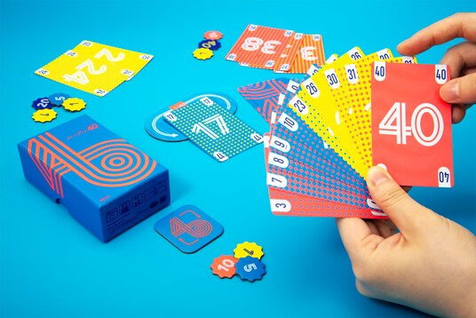 ボードゲーム『ループする40』2026年10月発売。美しい蛍光カラーのカードで遊ぶ、自分の手札を出し切るゲーム。
