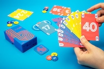 ボードゲーム『ループする40』2026年10月発売。美しい蛍光カラーのカードで遊ぶ、自分の手札を出し切るゲーム。