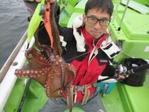 【釣果速報】神奈川県長崎屋で全員マダコGET達成！良型タコも！好調の今、ぜひ乗船予約を！