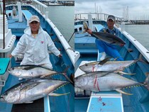 【釣果速報】神奈川県愛正丸で大人気のキハダマグロ釣行！船長厳選のポイントで大物ヒットの大熱戦！今後も爆釣の予感！