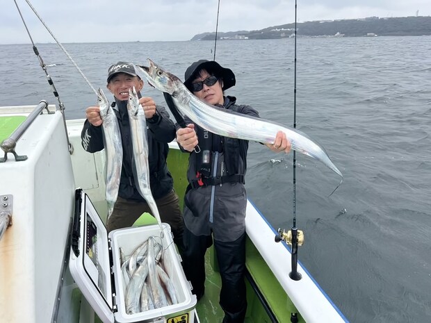 【釣果速報】神奈川県政信丸で全員のクーラーがタチウオで満タンに！トップシーズンの今は記録更新のチャンス！