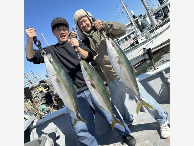 【釣果速報】和歌山県海虎でブリ・メジロがテンポ良く上がる!95cmのブリを順調にゲット!どでかい青物を獲ろう!