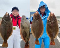 【釣果速報】2.2kgオーバーの良型ヒラメが同時＆連続ヒット！茨城県大春丸でヒラメのアタリを思う存分感じよう！