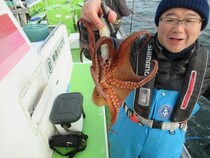 【釣果速報】神奈川県長崎屋で全員マダコGET達成！1.5kgの良型タコも！好調の今、ぜひ乗船予約を！