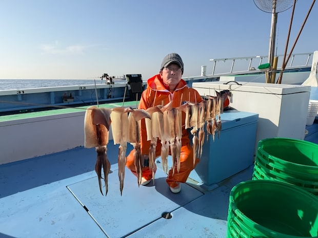 【釣果速報】神奈川県大松丸でスルメイカ釣行が好調！竿頭は18匹ゲット！数・型ともに絶好調の今が乗船ドキ！！！