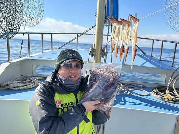 【釣果速報】なんて映える釣果写真なんだ!40cmクラスのスルメイカを順調にゲット!神奈川県大松丸でどでかいイカを獲ろう!