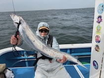 【釣果速報】東京都深川 吉野屋のタチウオ釣り好調！メーター超え含めトップは12匹GET！あなたもドラゴン目指して乗船してみませんか？