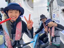 【釣果速報】東京都船宿まる八のアジの釣果がバズってる！竿頭100匹！釣れすぎて笑いが止まらない釣行を体験してみませんか？