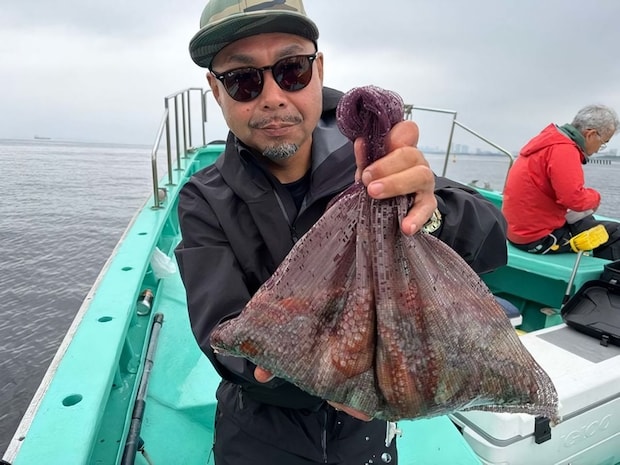 【釣果速報】千葉県守山丸でマダコ全員ゲット＆竿頭13匹！活性上々で豪華なゲストが釣れる最高のシーズンに突入！