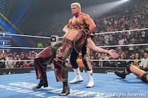 【WWE】コーディ&オートンがリード&ブレイカーに敗戦も 介入ロリンズをコーディがクロスローズ葬