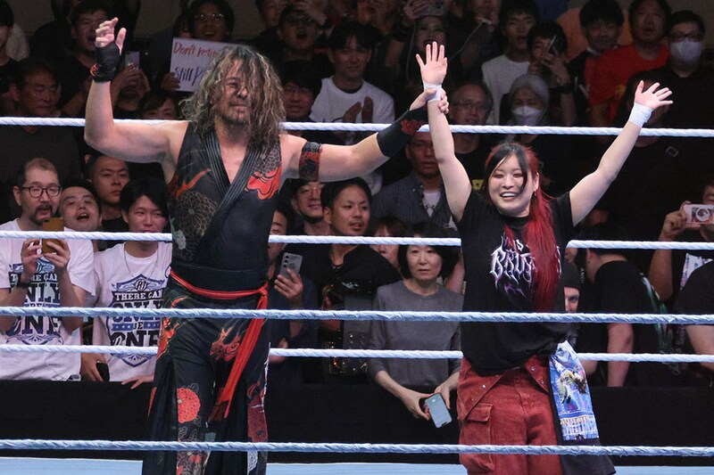【WWE】中邑がパンクと豪華リレーでザ・ビジョン撃破 イヨと締め「来年も必ず帰ってきます」