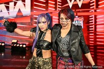 【WWE】アスカ&カイリが女子タッグ王座獲りへ始動 王者シャーロット&アレクサを無法襲撃