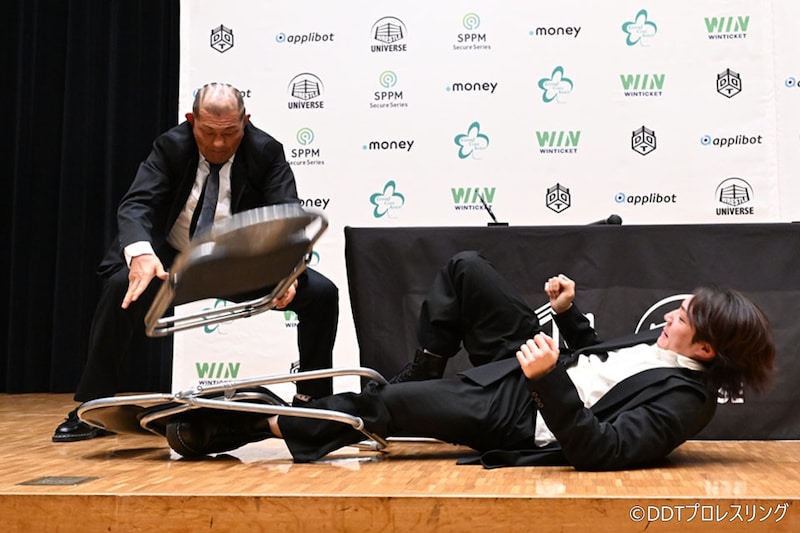 【DDT】UNIVERSAL王者・鈴木が両国Wタイトル戦へKO-D王者・上野の左足を公開破壊