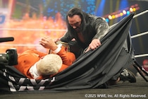 【WWE】翌日統一WWE王座戦はリングアウト、反則裁定でも王座移動 マッキンタイアが調印式で王者コーディをテーブル葬