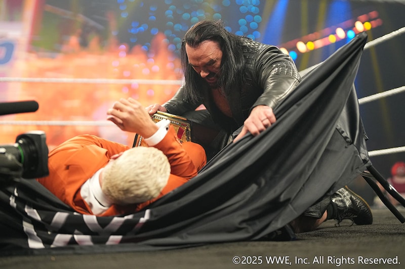 【WWE】翌日統一WWE王座戦はリングアウト、反則裁定でも王座移動 マッキンタイアが調印式で王者コーディをテーブル葬