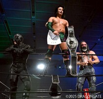 【DRAGONGATE】シュン&帆希&ヴァレッタが怨敵・我蛇髑髏からトライアングル王座奪取