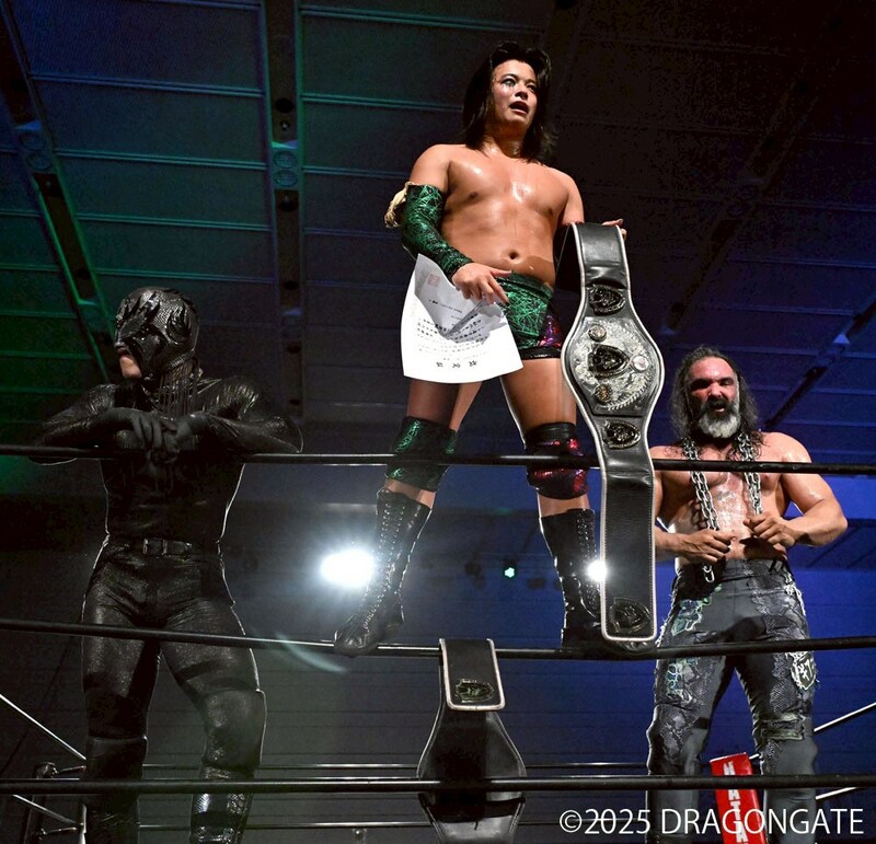 【DRAGONGATE】シュン&帆希&ヴァレッタが怨敵・我蛇髑髏からトライアングル王座奪取