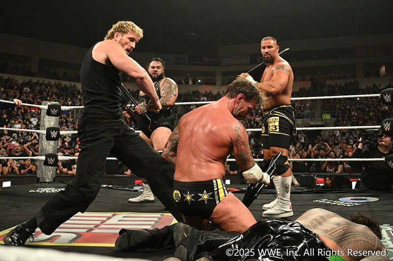 【WWE】ローガンが世界ヘビー新王者パンクを襲撃KO ザ・ビジョンと結託か