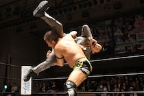 【DRAGONGATE】異色の新人・新橋二郎が聖地初見参 “サラリーマン殺法”連発も望月に玉砕