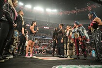 【WWE】女子ウォーゲームズ戦へイヨ&リアらとアスカ&カイリらが大乱闘 AJリーとベッキーは舌戦