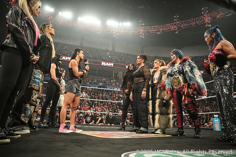 【WWE】女子ウォーゲームズ戦へイヨ&リアらとアスカ&カイリらが大乱闘 AJリーとベッキーは舌戦