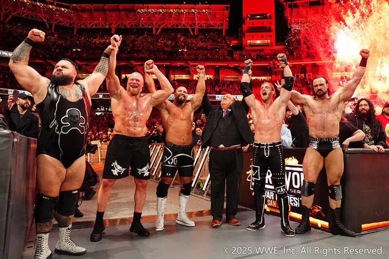 【WWE】ザ・ビジョン軍がウォーゲームズ戦制す 謎の男乱入でパンクにカーブストンプ