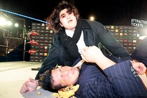 【NOAH】“改心"終了…黒OZAWAへと回帰! 元日武道館へ王者Yoshiki急襲で狂気のカステラ口写し