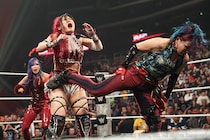 【WWE】イヨ&リアが女子タッグ王座獲り宣言 前王者シャーロット&アレクサと熱戦も王者カブキ・ウォリアーズがぶち壊し