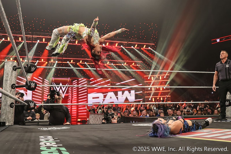 【WWE】イヨが王者・カイリとの一騎打ち制してリアとの女子タッグ王座挑戦へ前進