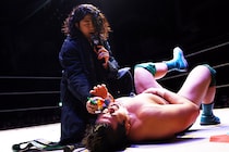 【NOAH】OZAWA出現…今宵は“レゴ攻撃”で王者YoshikiをKO 「ラッキーちゃんの恨み」代弁