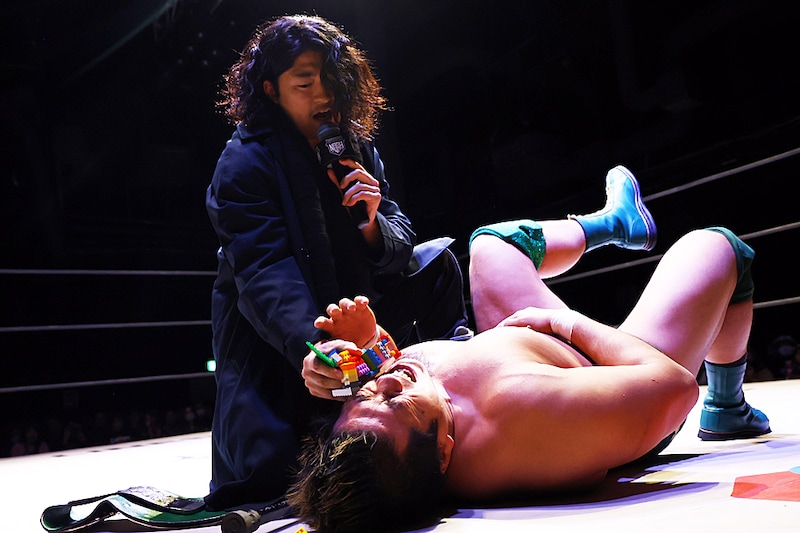 【NOAH】OZAWA出現…今宵は“レゴ攻撃”で王者YoshikiをKO 「ラッキーちゃんの恨み」代弁