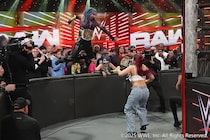 【WWE】イヨ&リアがWWE女子タッグ挑戦決定も王者カブキ・ウォリアーズが襲撃KO