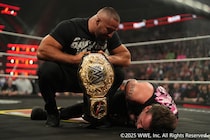 【WWE】黒覆面男の正体はオースティン・セオリー 世界ヘビー戦へブレイカーが王者パンクをスピアー葬