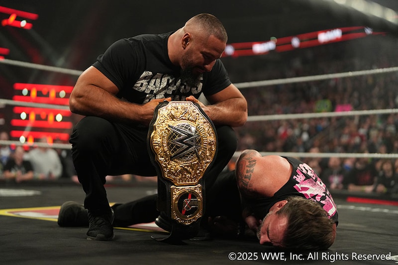 【WWE】黒覆面男の正体はオースティン・セオリー 世界ヘビー戦へブレイカーが王者パンクをスピアー葬