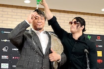 【NOAH】OZAWA“水ぶっかけ"にYoshiki激怒 「足悪化した」OZAWAは軽快に逃走 GHCヘビー調印式